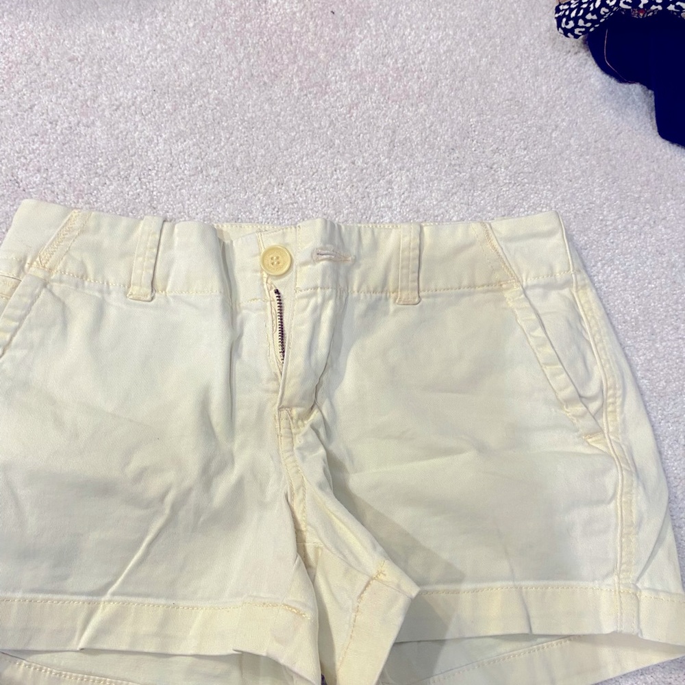 Maurice’s pale yellow chino short